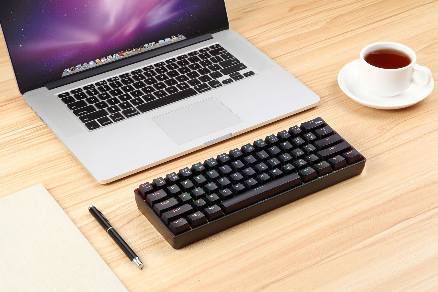 Verbesserte drahtlose 2,4G-Dualmodus-mechanische RGB-Tastatur mit 61 Tasten