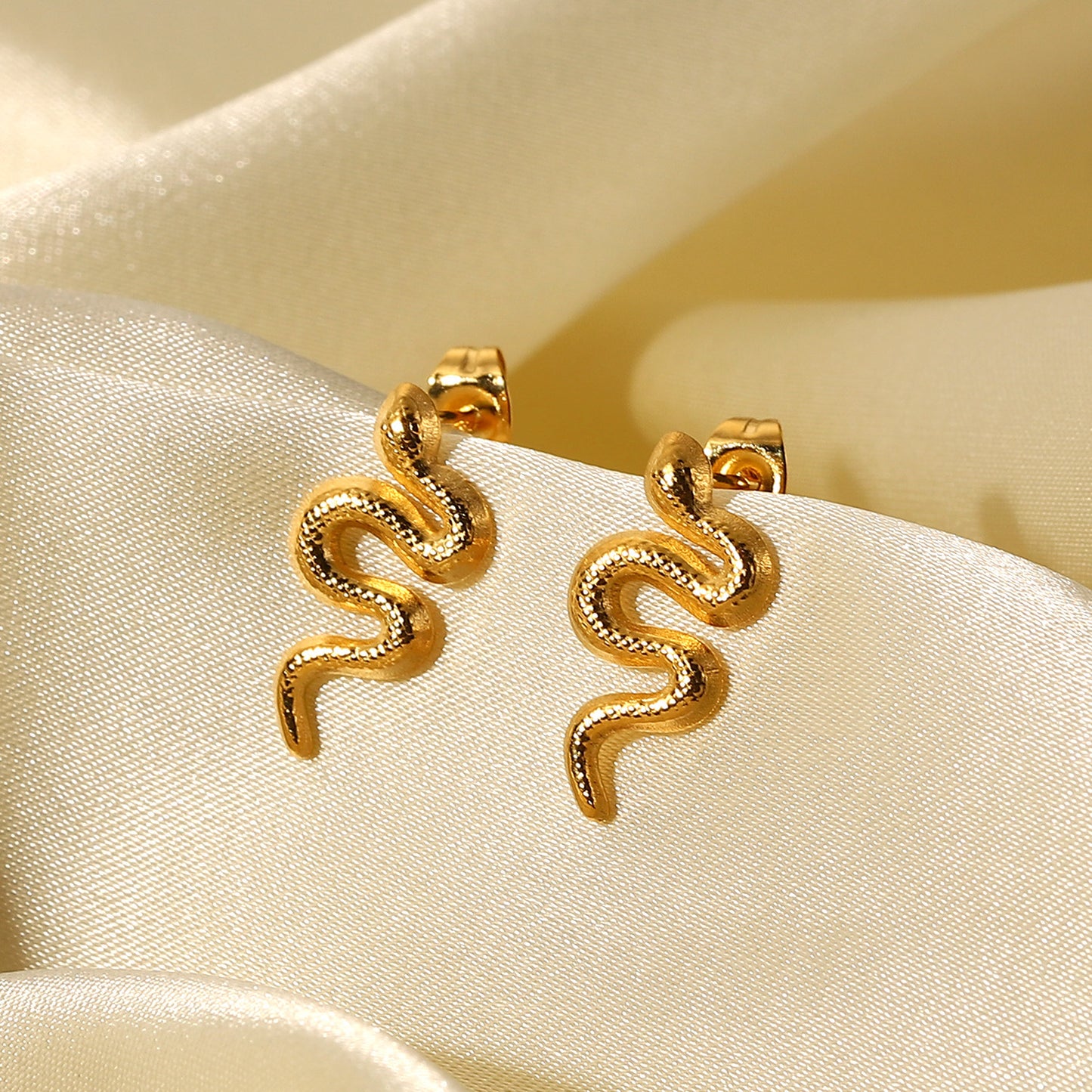 Snake-shaped stud earrings made of 18-carat gold-plated stainless steel for women