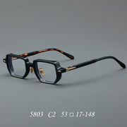 Damenbrille mit dickem Glas und Retro-Rahmen