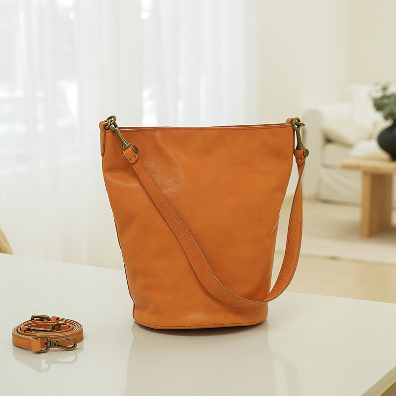 Niche bucket bag in high-quality, soft shoulder bag made of cowhide