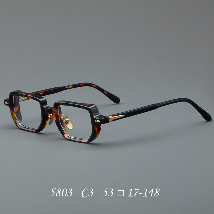 Damenbrille mit dickem Glas und Retro-Rahmen