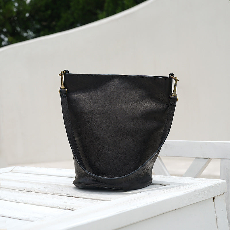 Niche bucket bag in high-quality, soft shoulder bag made of cowhide