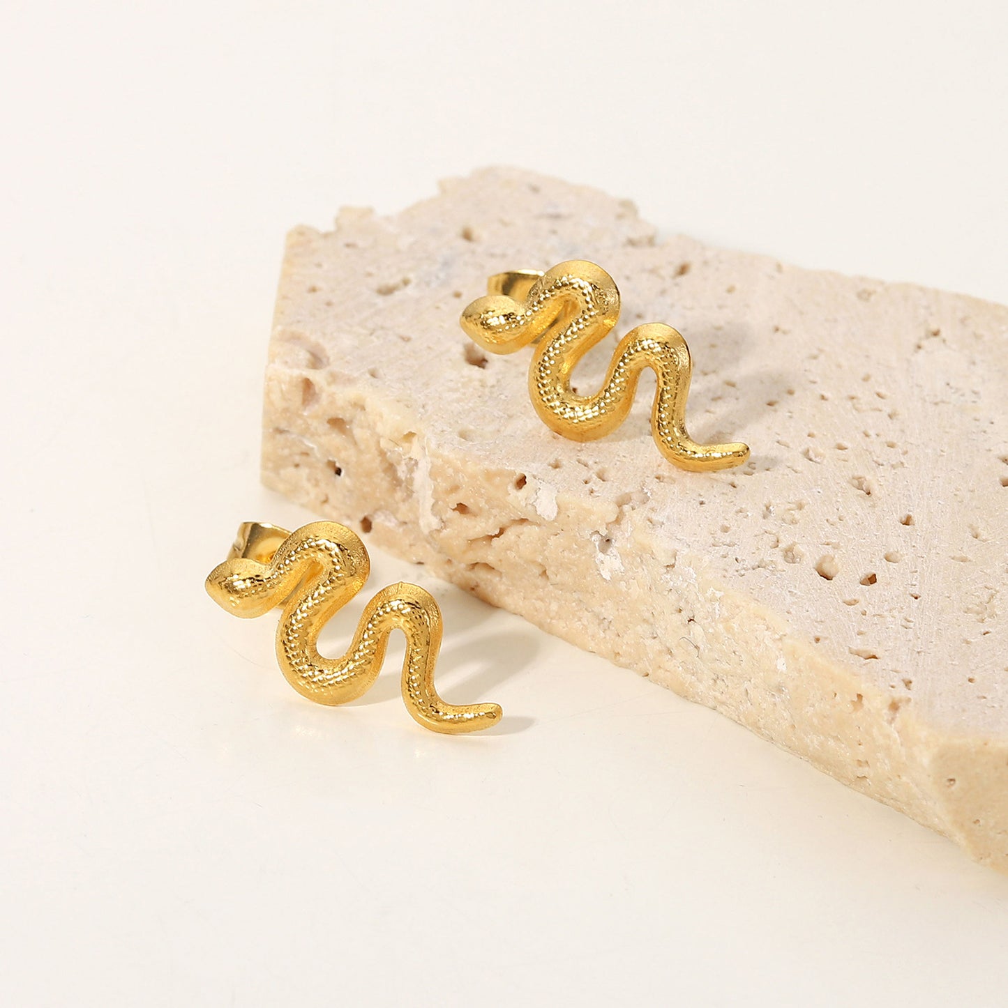 Snake-shaped stud earrings made of 18-carat gold-plated stainless steel for women