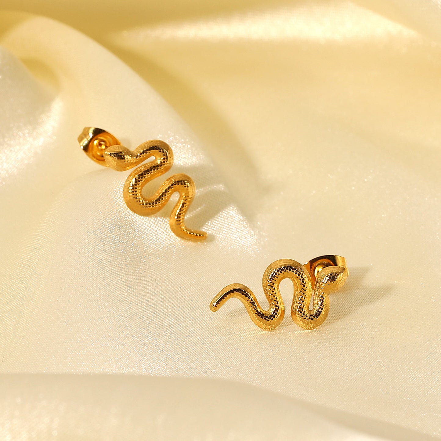 Snake-shaped stud earrings made of 18-carat gold-plated stainless steel for women