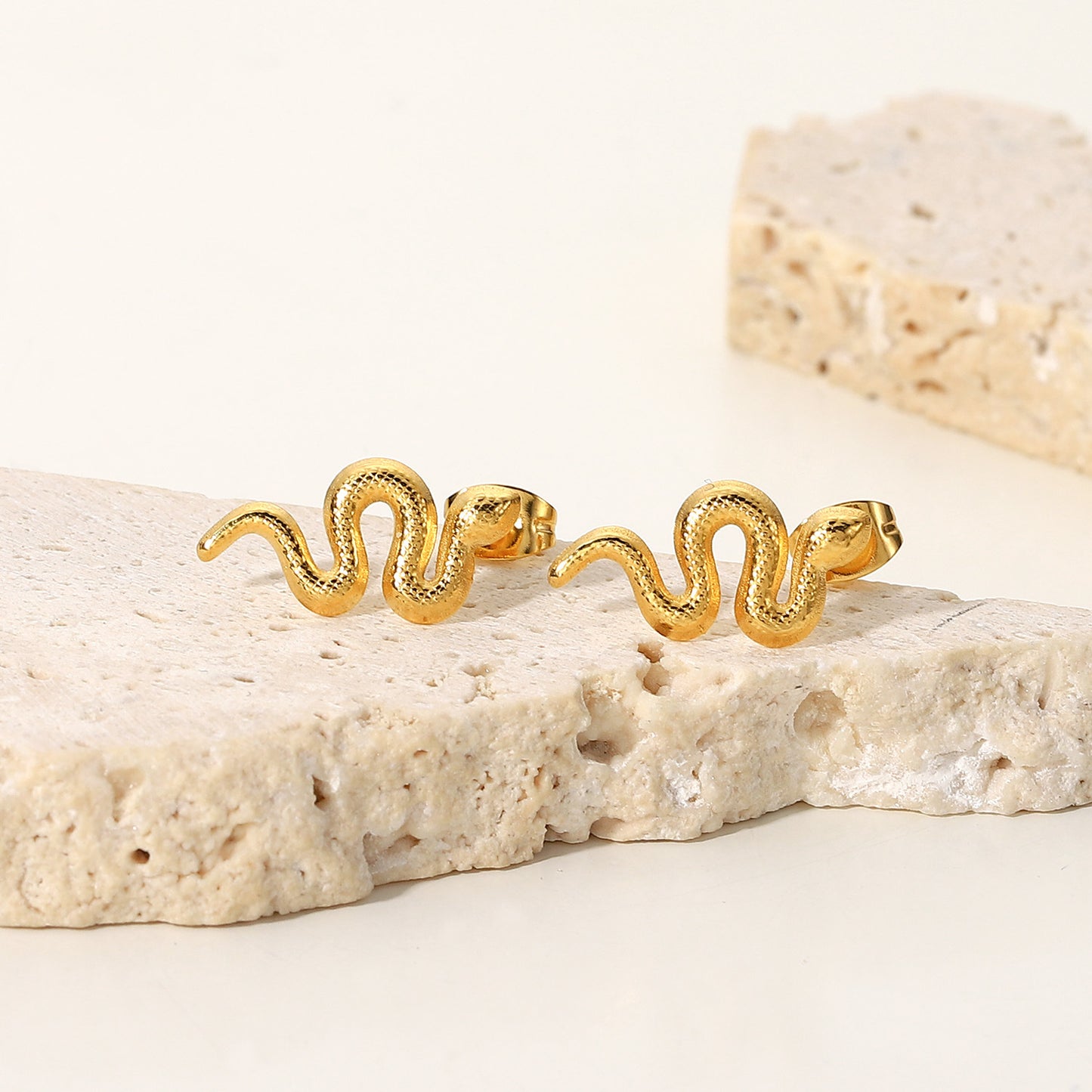 Snake-shaped stud earrings made of 18-carat gold-plated stainless steel for women