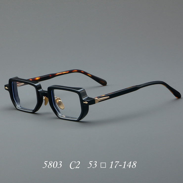 Damenbrille mit dickem Glas und Retro-Rahmen