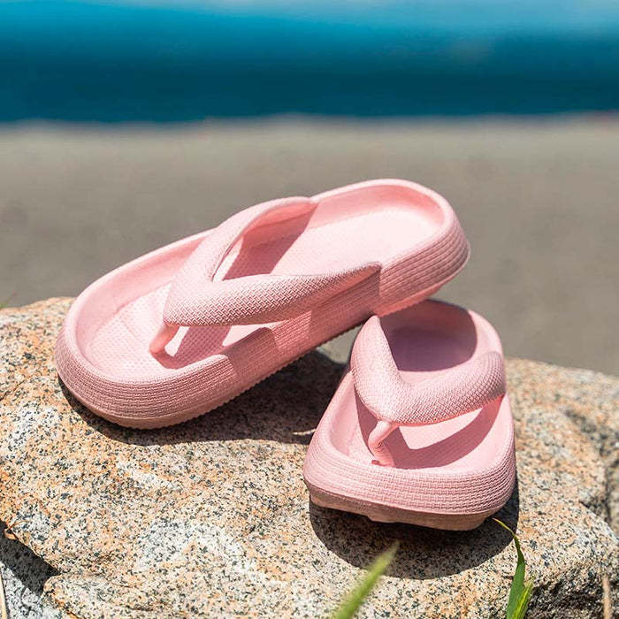 Flip-Flops für den Außenbereich am Strand mit dicker Sohle