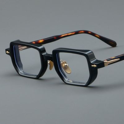 Damenbrille mit dickem Glas und Retro-Rahmen