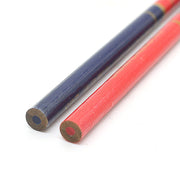 Roter und blauer zweifarbiger Zimmermannsbleistift, runder Markierstift, technischer Holzstift