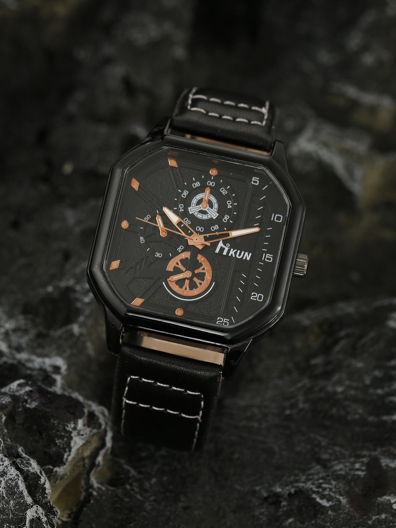 Sporty, elegant wristwatch in high quality