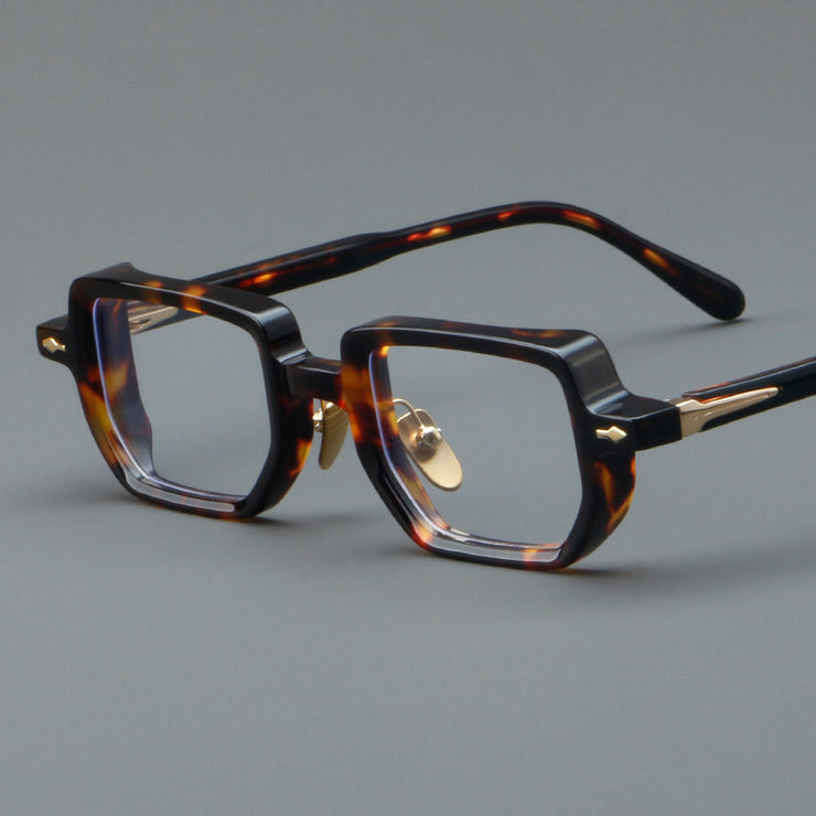 Damenbrille mit dickem Glas und Retro-Rahmen