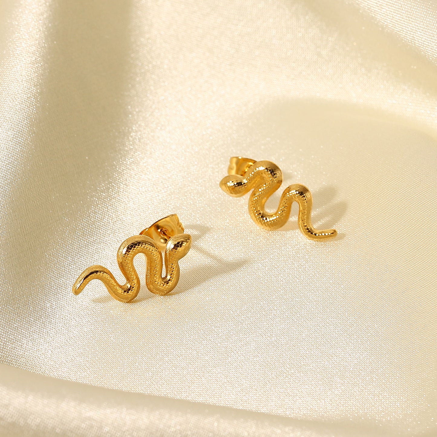 Snake-shaped stud earrings made of 18-carat gold-plated stainless steel for women