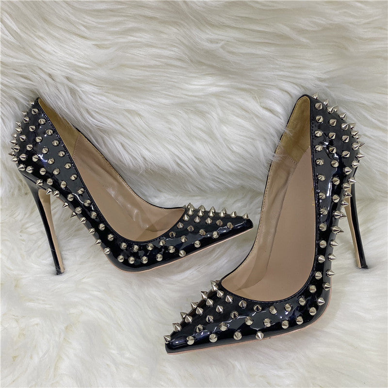 Spitz zulaufende High Heels mit Nieten und Stilettoabsatz