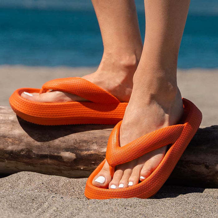 Flip-Flops für den Außenbereich am Strand mit dicker Sohle