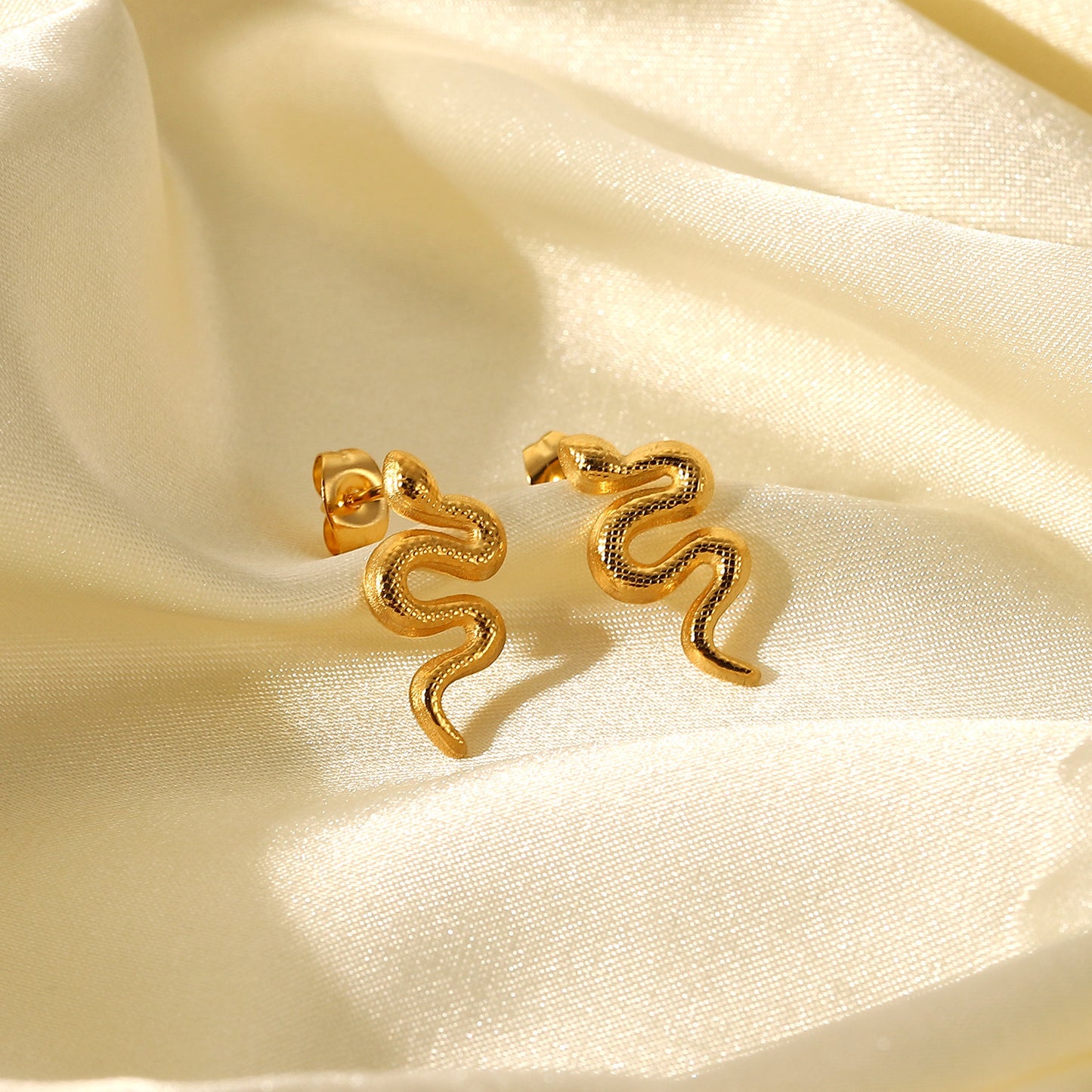 Snake-shaped stud earrings made of 18-carat gold-plated stainless steel for women