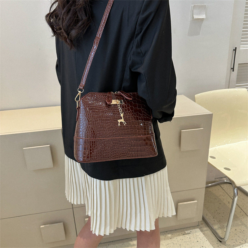 Fashionable, casual shoulder bag with large capacity