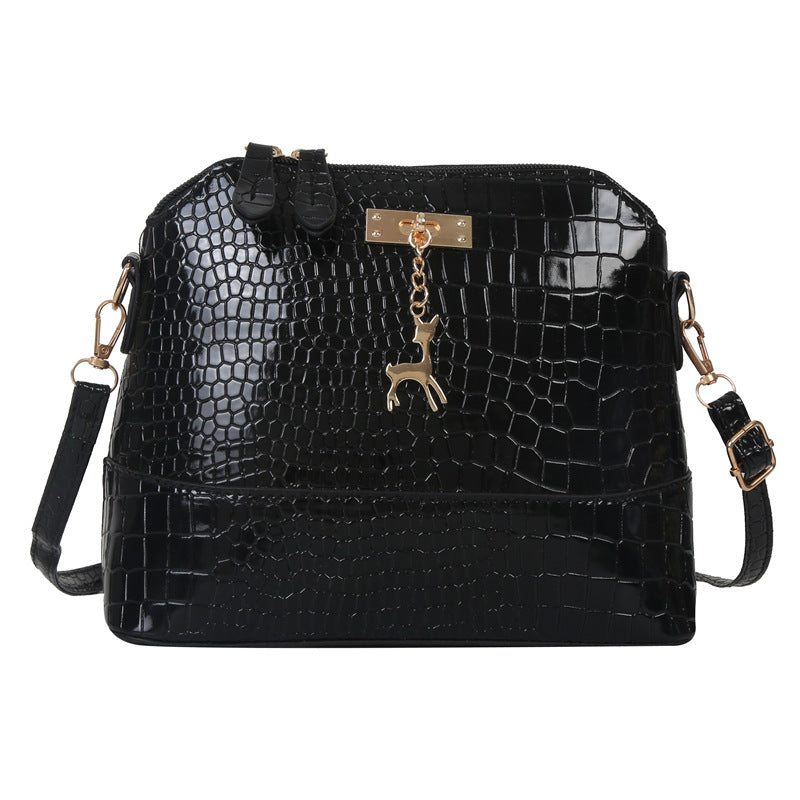 Fashionable, casual shoulder bag with large capacity