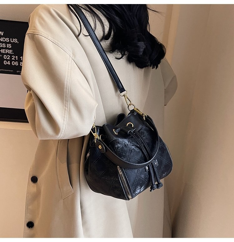 Fashionable shoulder bag for women