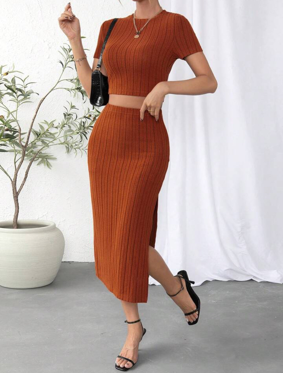 Fashionable suit with high waist and slim fit