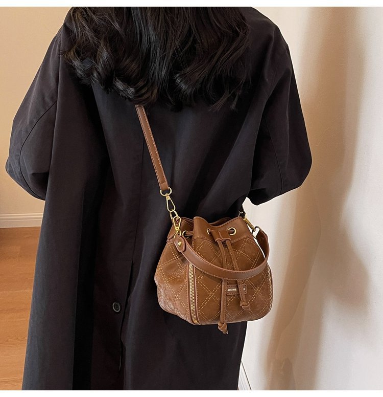 Fashionable shoulder bag for women