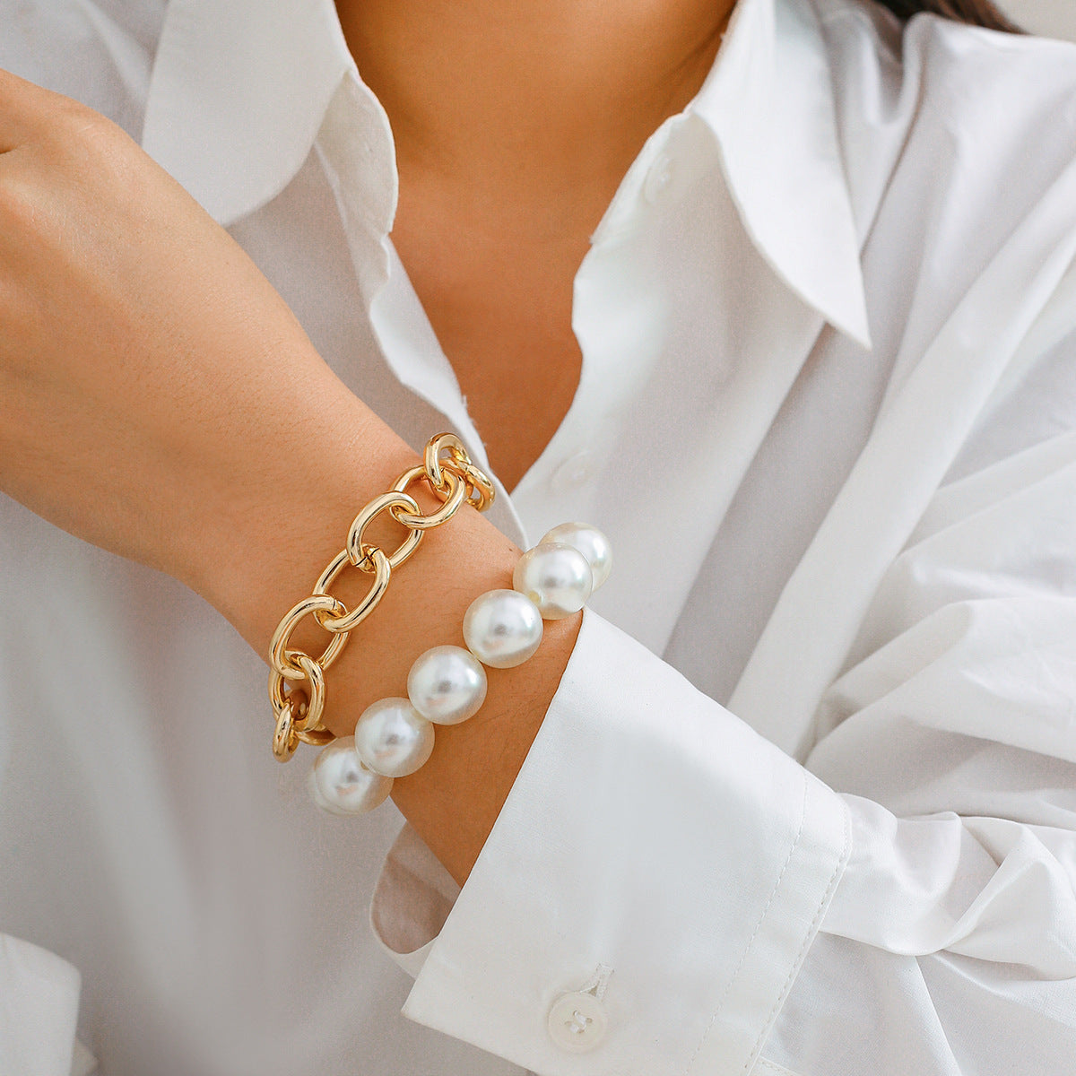 Exaggerated large round pearl bracelet