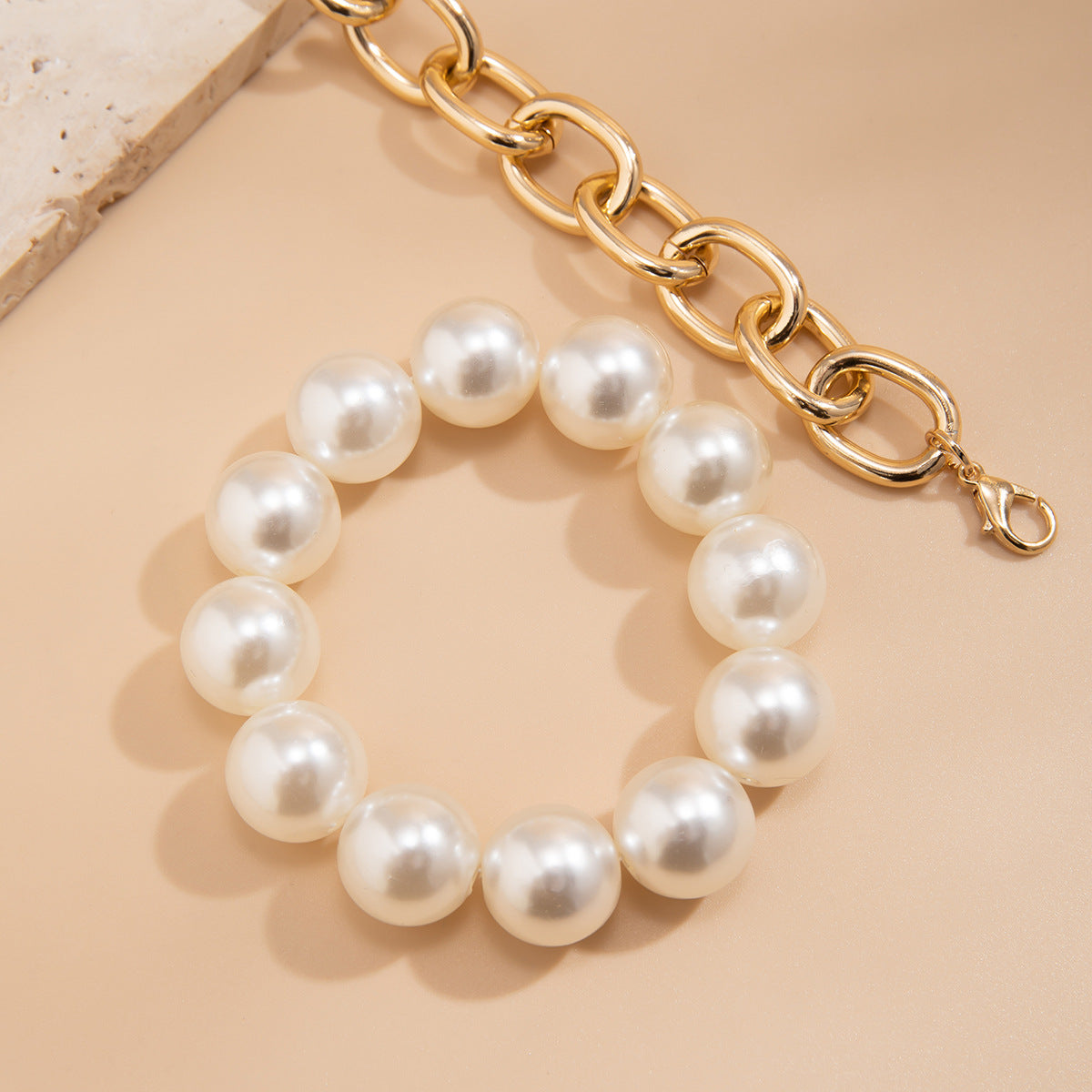 Exaggerated large round pearl bracelet