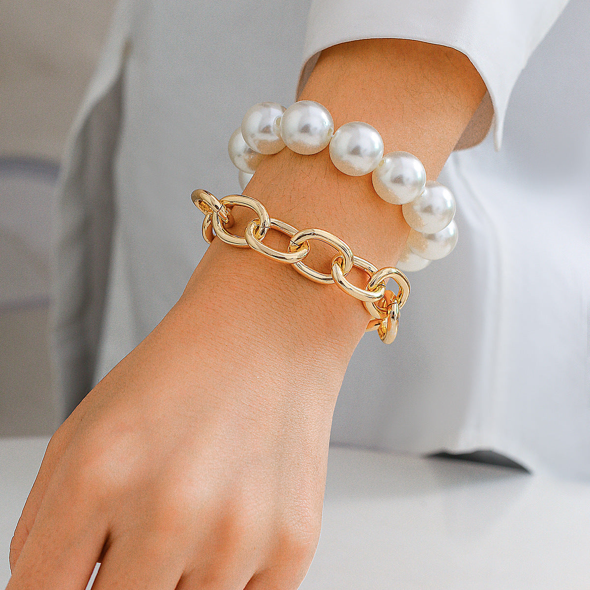 Exaggerated large round pearl bracelet