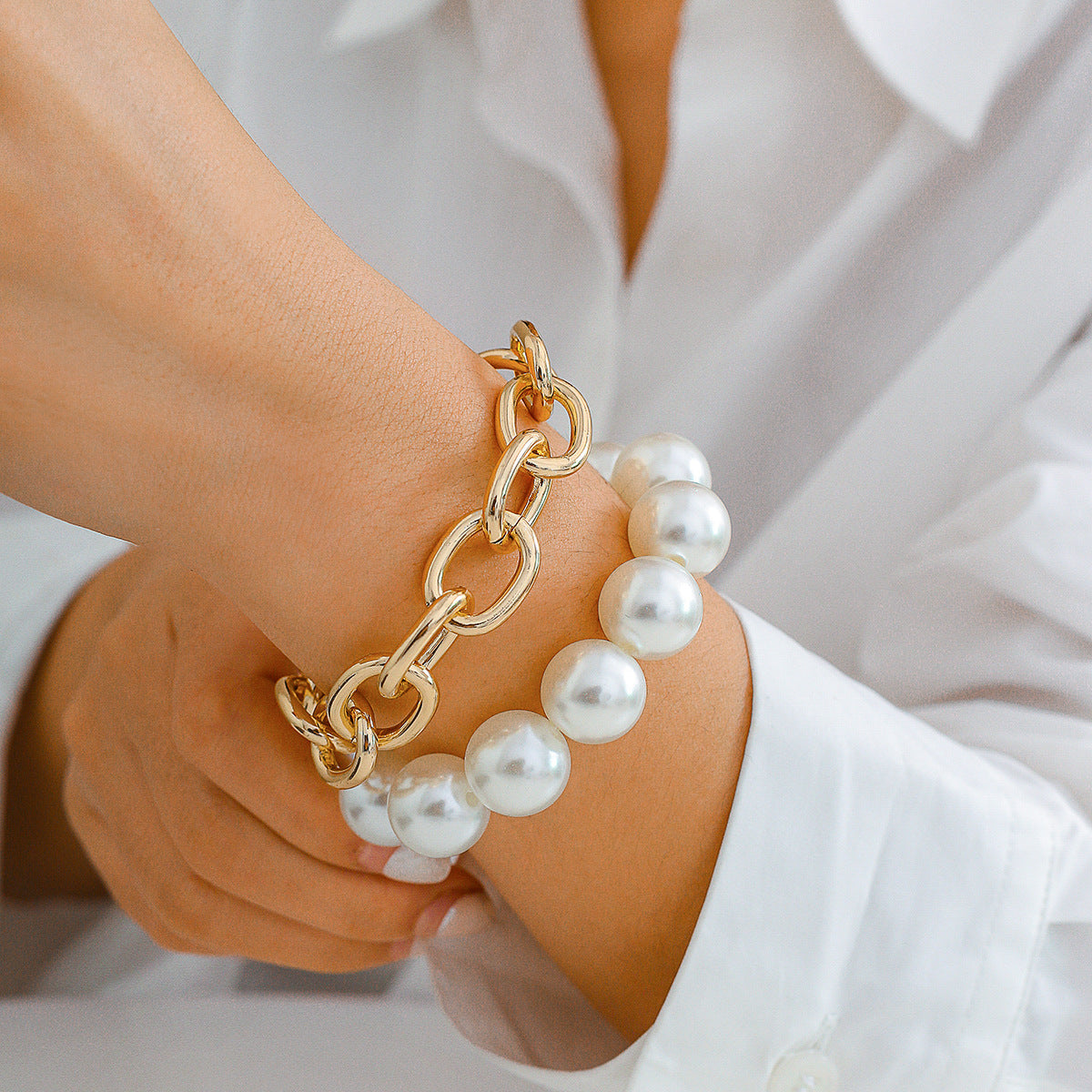 Exaggerated large round pearl bracelet