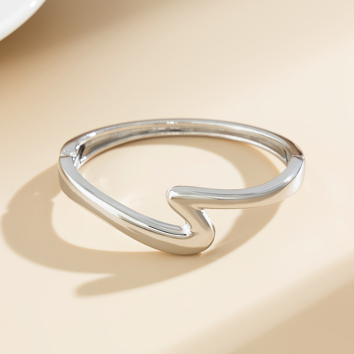 Design Curved Z-shaped Glossy Spring Bracelet