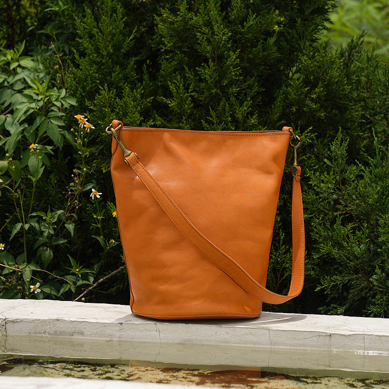 Niche bucket bag in high-quality, soft shoulder bag made of cowhide