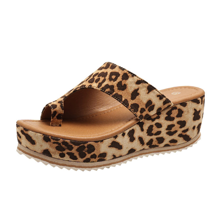 Modische Hausschuhe mit Keilabsatz und Leopardenmuster für Damen, neue Flip-Flops mit dicker Sohle und hohem Absatz, Sommer-Outdoor-Hausschuhe