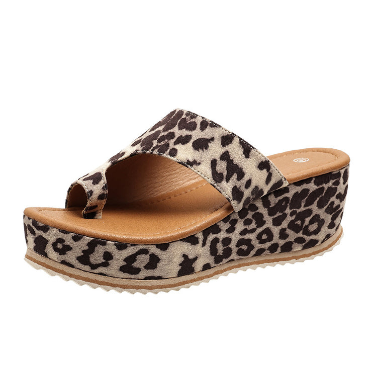 Modische Hausschuhe mit Keilabsatz und Leopardenmuster für Damen, neue Flip-Flops mit dicker Sohle und hohem Absatz, Sommer-Outdoor-Hausschuhe