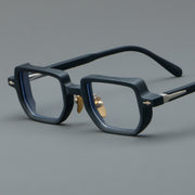 Damenbrille mit dickem Glas und Retro-Rahmen