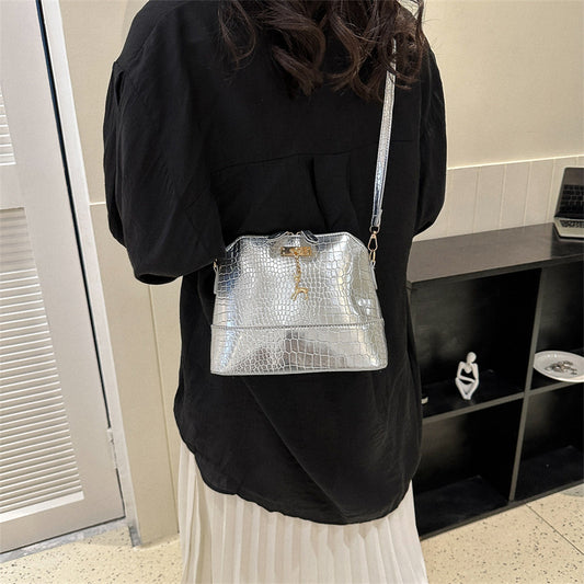 Fashionable, casual shoulder bag with large capacity