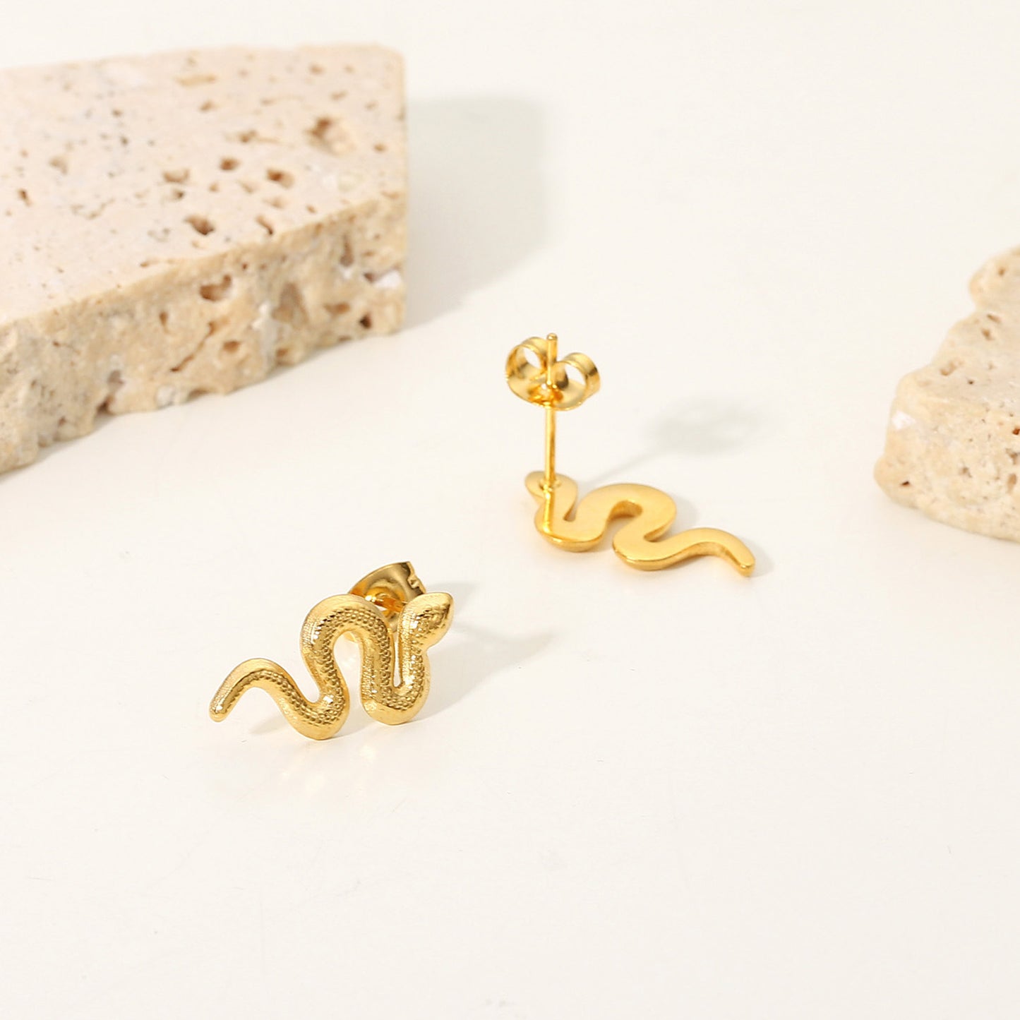 Snake-shaped stud earrings made of 18-carat gold-plated stainless steel for women